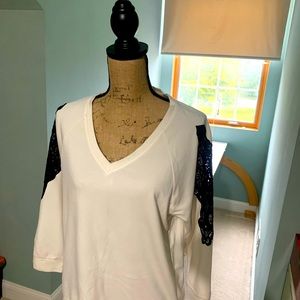 V neck sport chic top 3/4 sleeve with lace